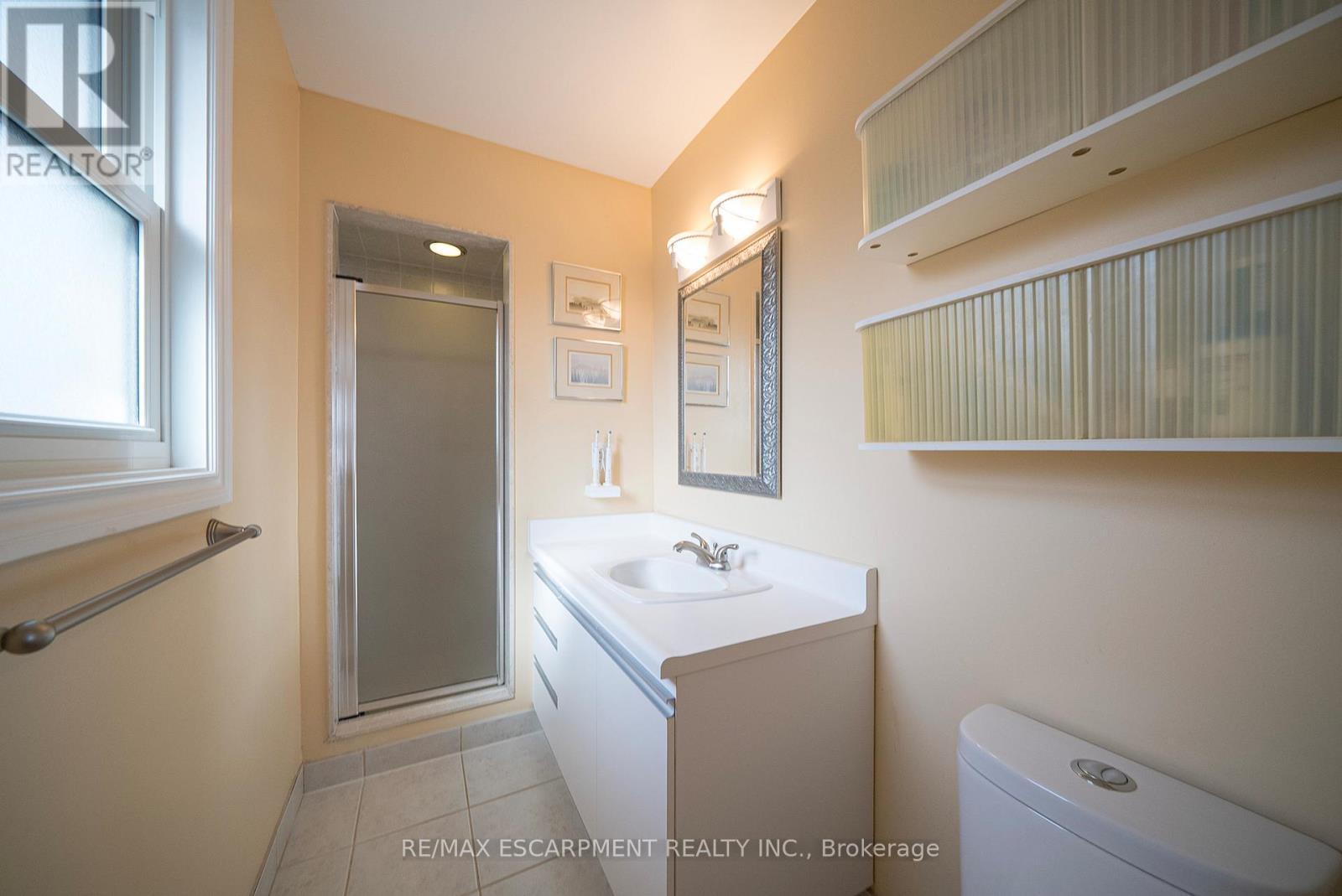 43 Flamingo Drive, Hamilton, ON - Indoor Photo Showing Bathroom