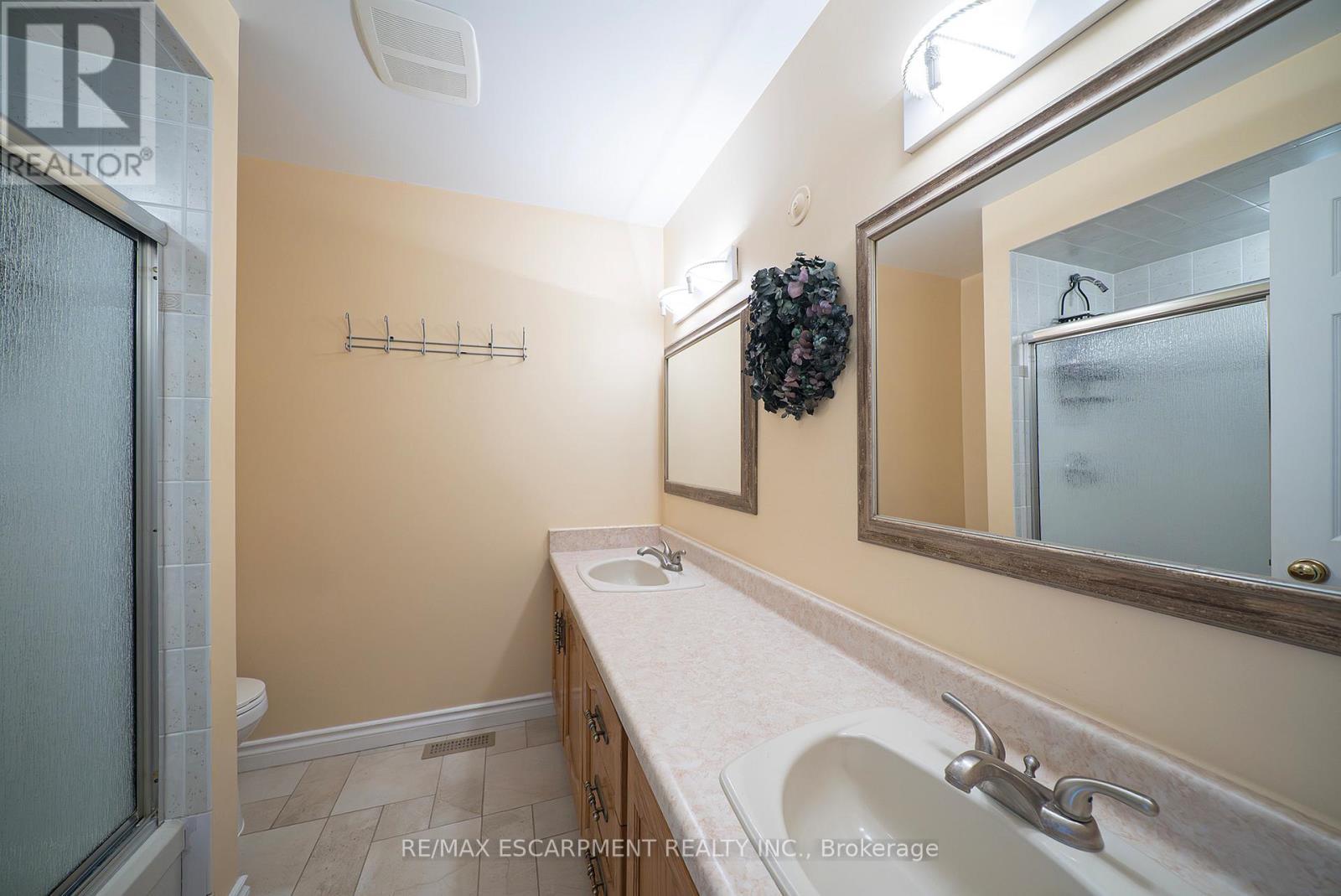 43 Flamingo Drive, Hamilton, ON - Indoor Photo Showing Bathroom