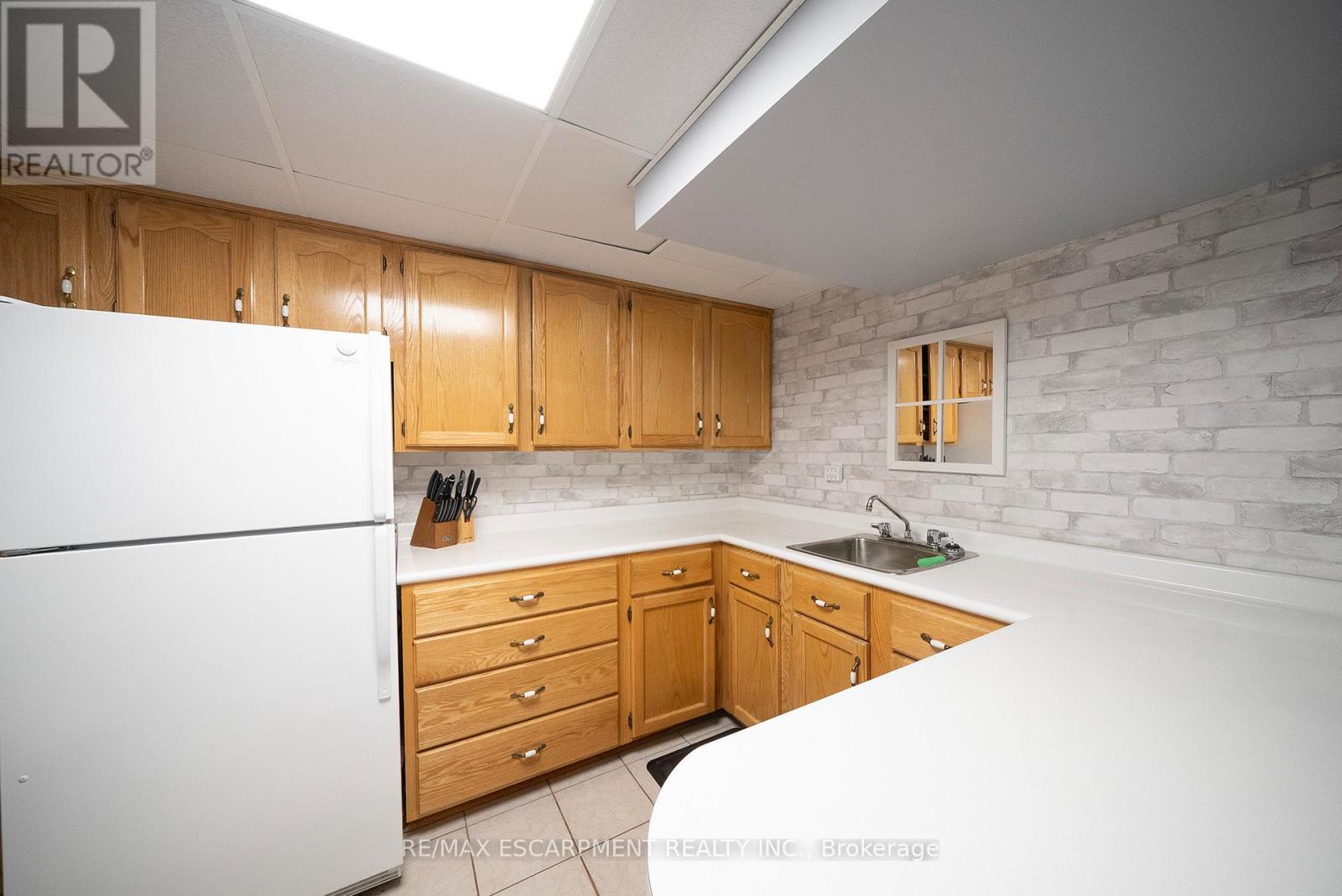 43 Flamingo Drive, Hamilton, ON - Indoor Photo Showing Kitchen