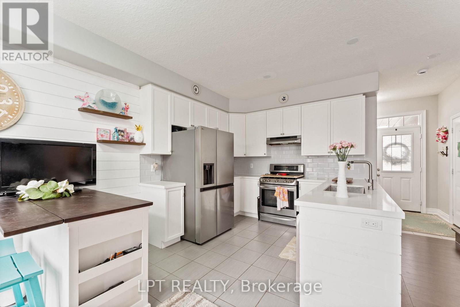 82 Nathan Crescent, Barrie, ON - Indoor Photo Showing Kitchen With Stainless Steel Kitchen With Upgraded Kitchen