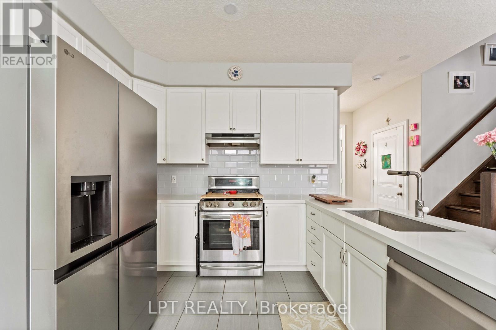 82 Nathan Crescent, Barrie, ON - Indoor Photo Showing Kitchen With Stainless Steel Kitchen With Upgraded Kitchen