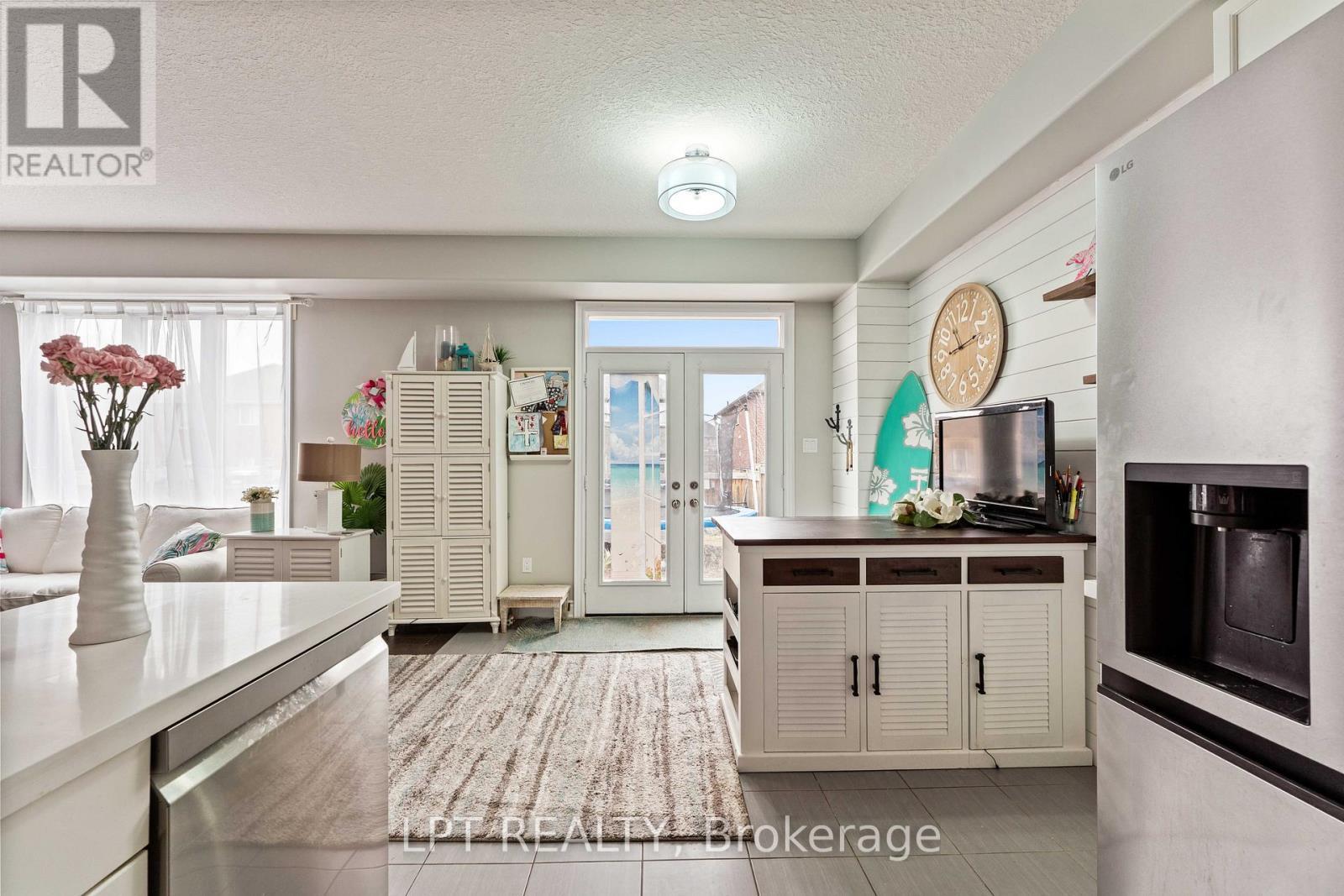 82 Nathan Crescent, Barrie, ON - Indoor Photo Showing Kitchen