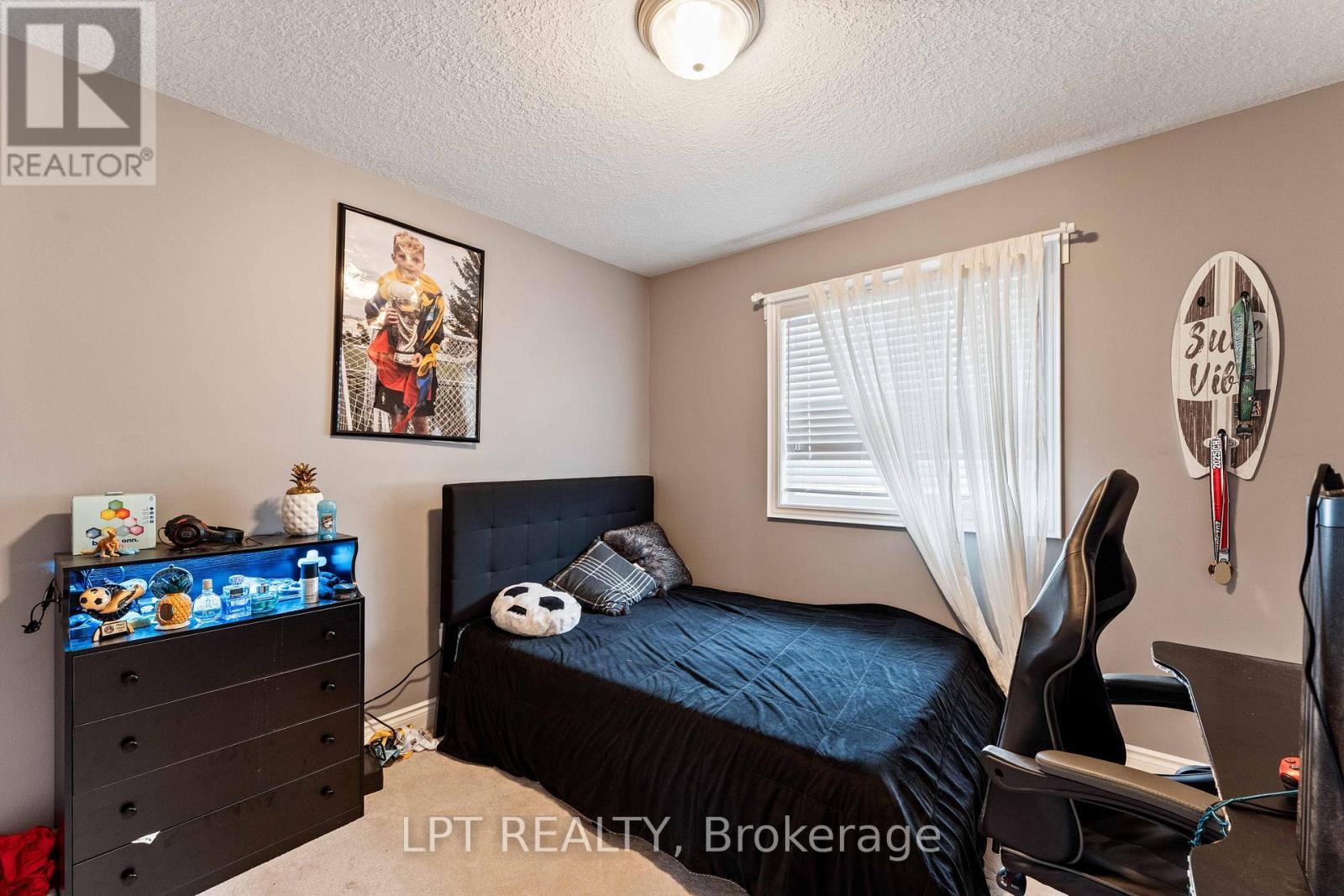 82 Nathan Crescent, Barrie, ON - Indoor Photo Showing Bedroom