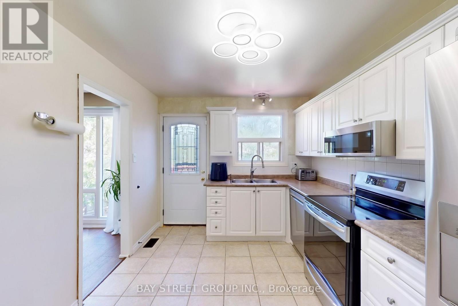 6119 Wabukayne Court, Mississauga, ON - Indoor Photo Showing Kitchen With Double Sink