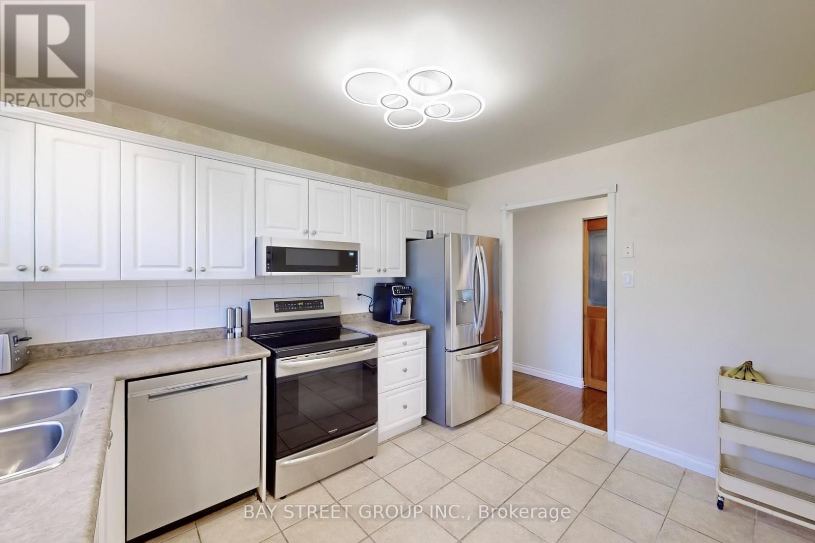 6119 Wabukayne Court, Mississauga, ON - Indoor Photo Showing Kitchen With Double Sink