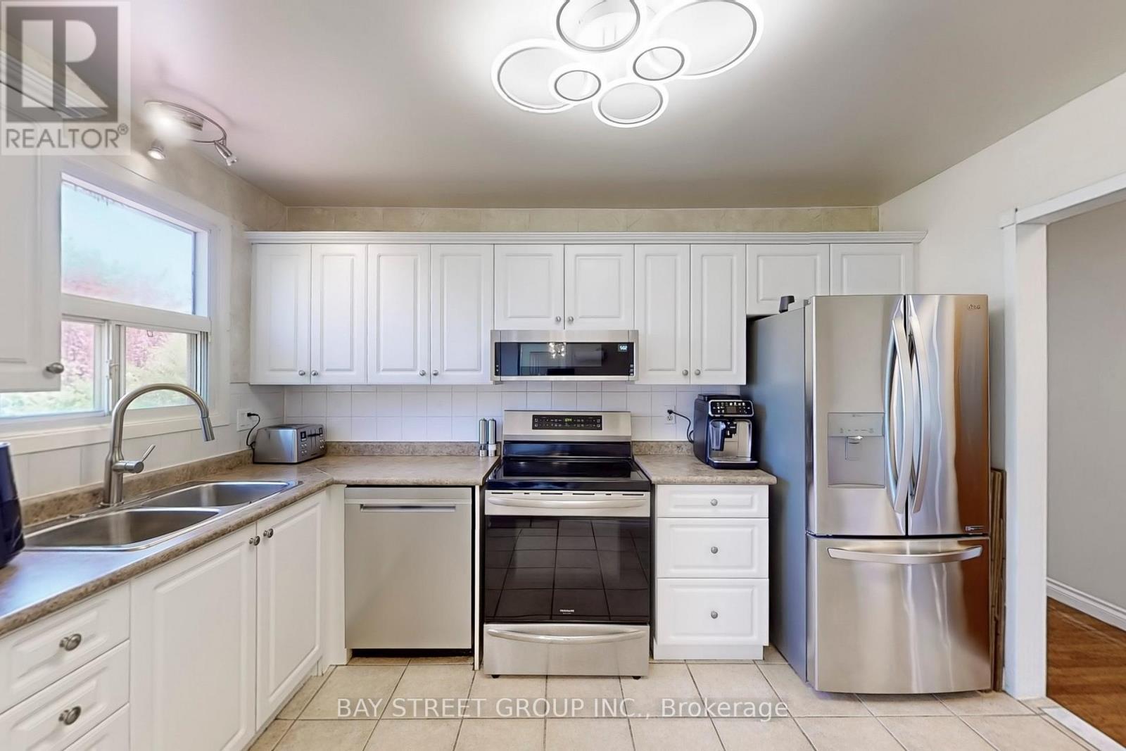 6119 Wabukayne Court, Mississauga, ON - Indoor Photo Showing Kitchen With Stainless Steel Kitchen With Double Sink