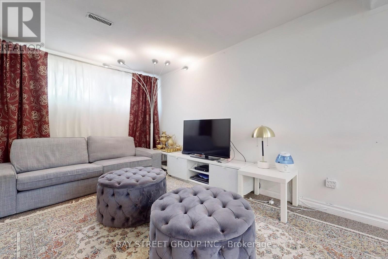 6119 Wabukayne Court, Mississauga, ON - Indoor Photo Showing Living Room