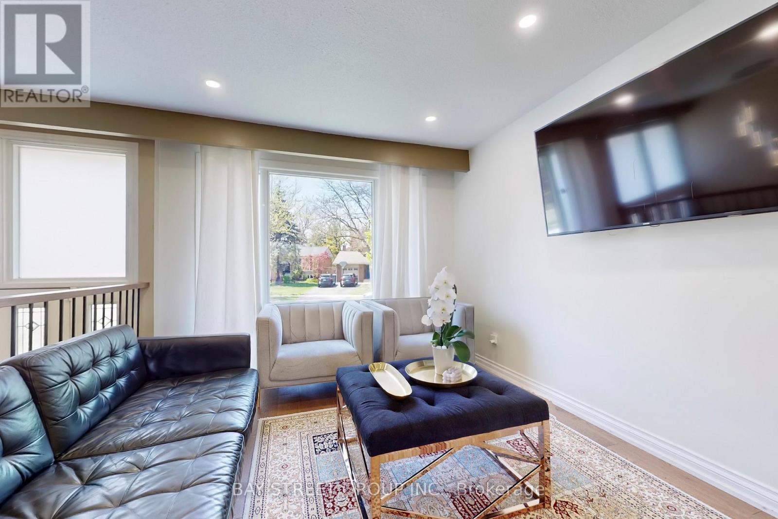 6119 Wabukayne Court, Mississauga, ON - Indoor Photo Showing Living Room