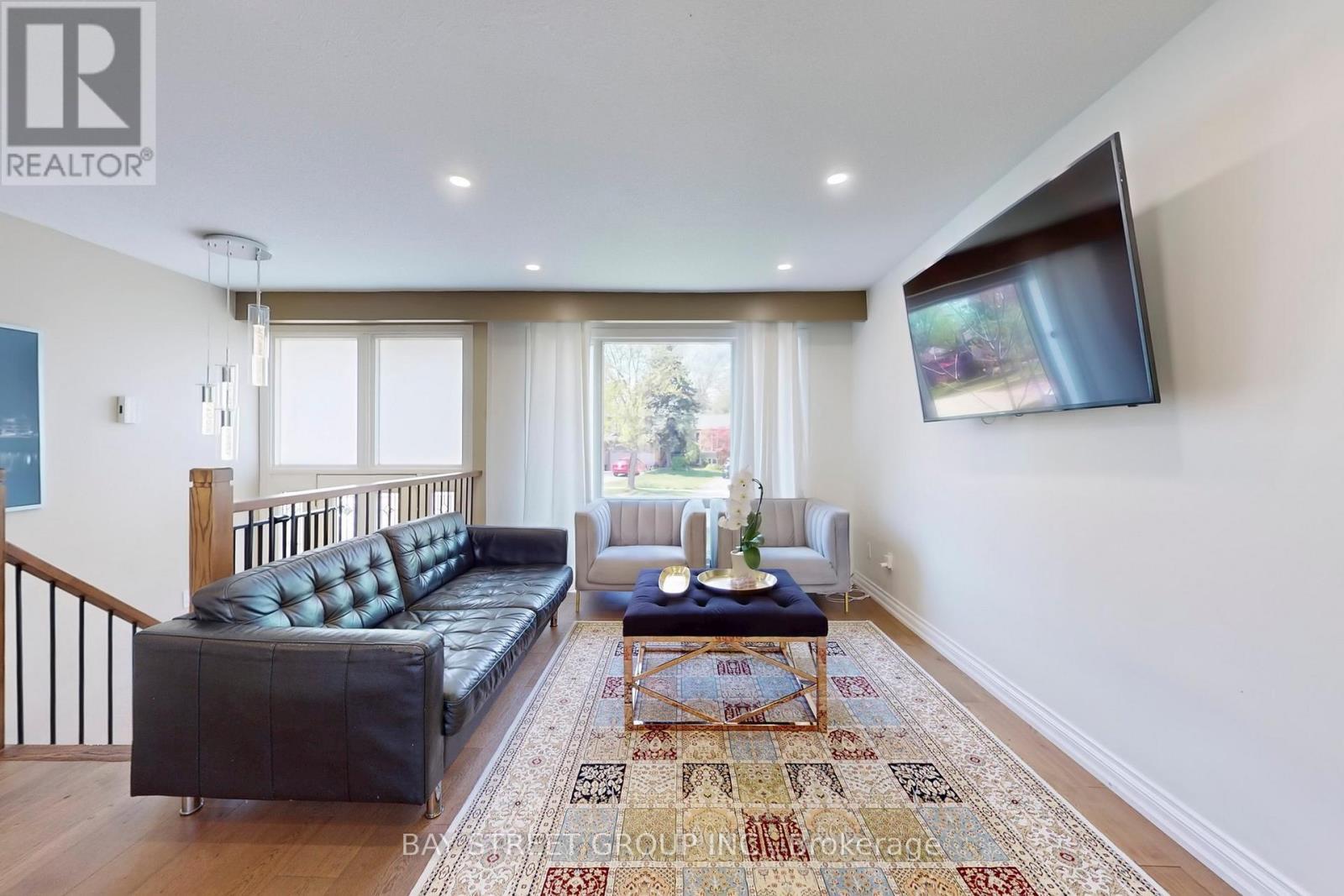 6119 Wabukayne Court, Mississauga, ON - Indoor Photo Showing Living Room