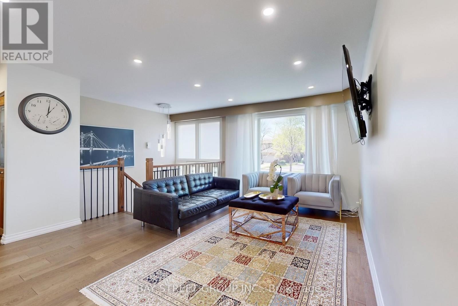 6119 Wabukayne Court, Mississauga, ON - Indoor Photo Showing Living Room