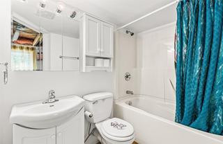 1117 15Th Avenue, Creston, BC - Indoor Photo Showing Bathroom