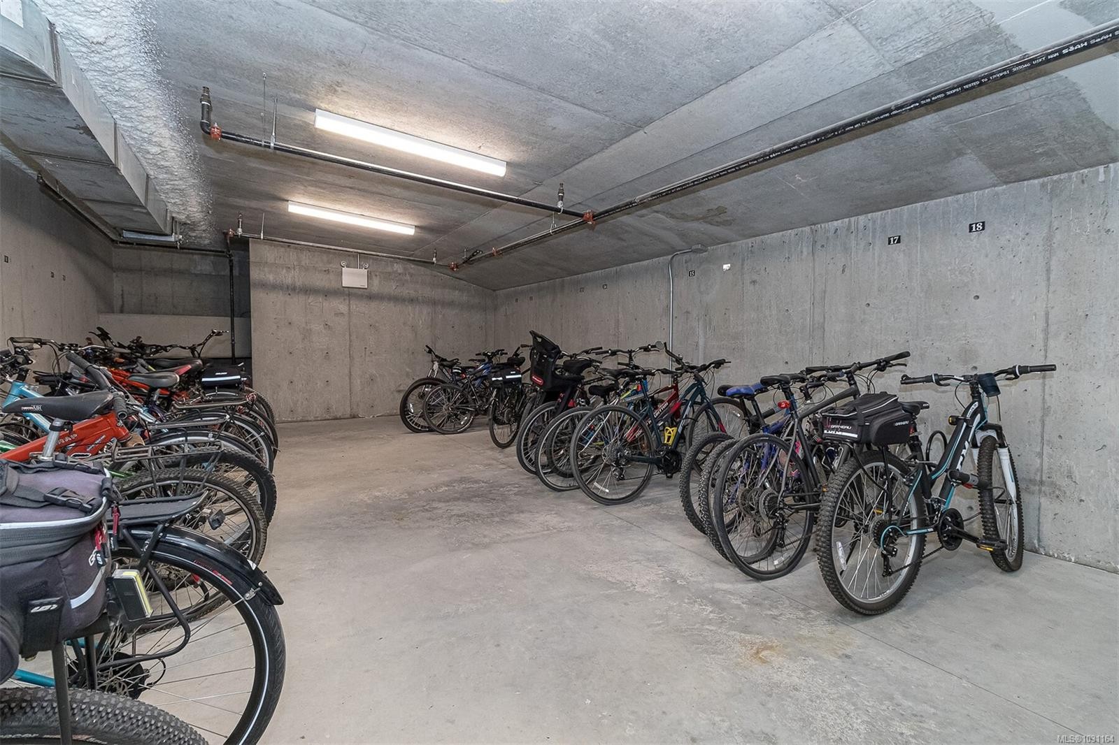 307-2500 Hackett Cres, Central Saanich, BC - Indoor Photo Showing Garage
