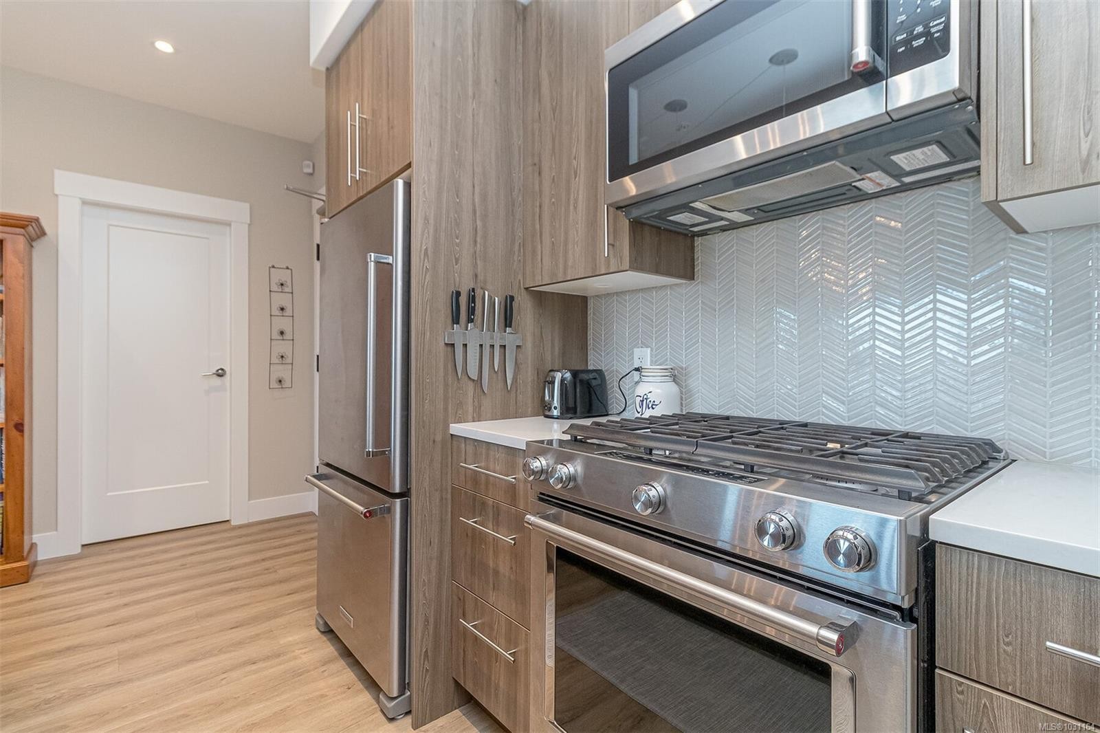 307-2500 Hackett Cres, Central Saanich, BC - Indoor Photo Showing Kitchen With Upgraded Kitchen