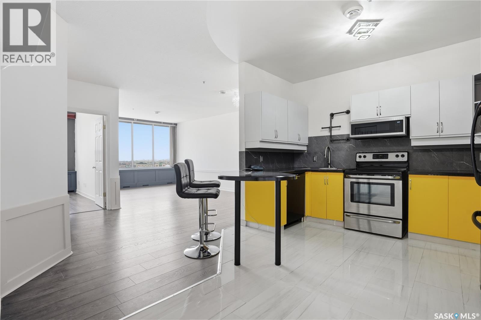806 1867 Hamilton Street, Regina, SK - Indoor Photo Showing Kitchen With Stainless Steel Kitchen