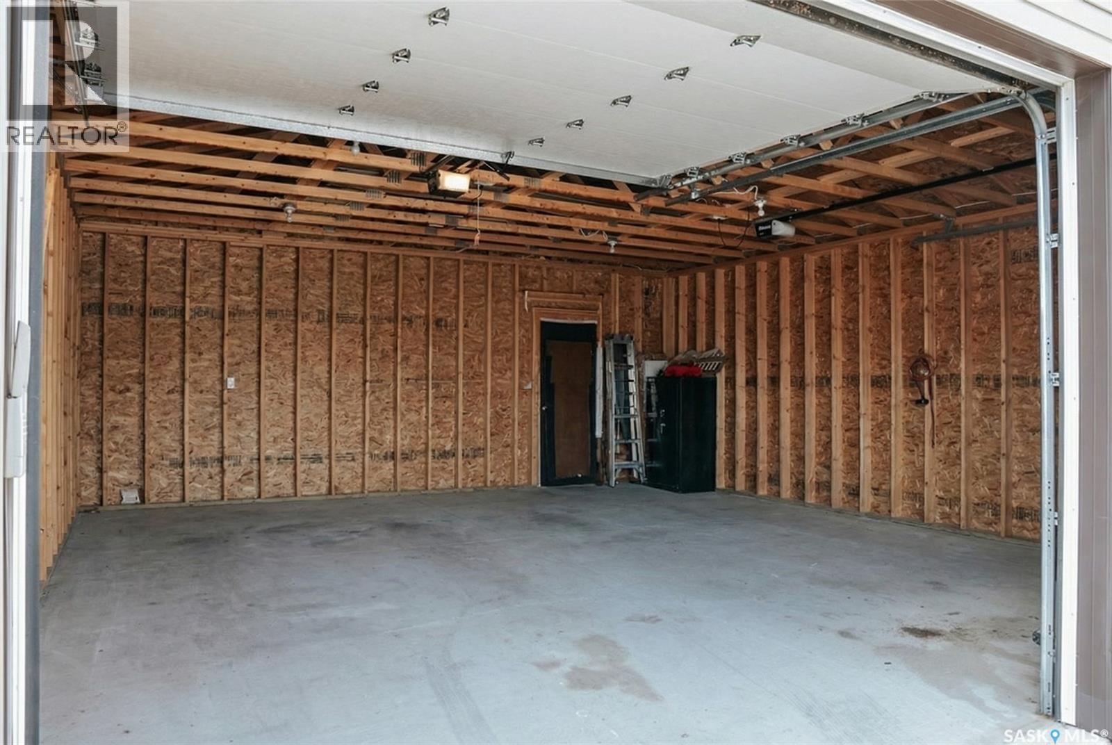 339 Mccarthy Boulevard, Regina, SK - Indoor Photo Showing Garage