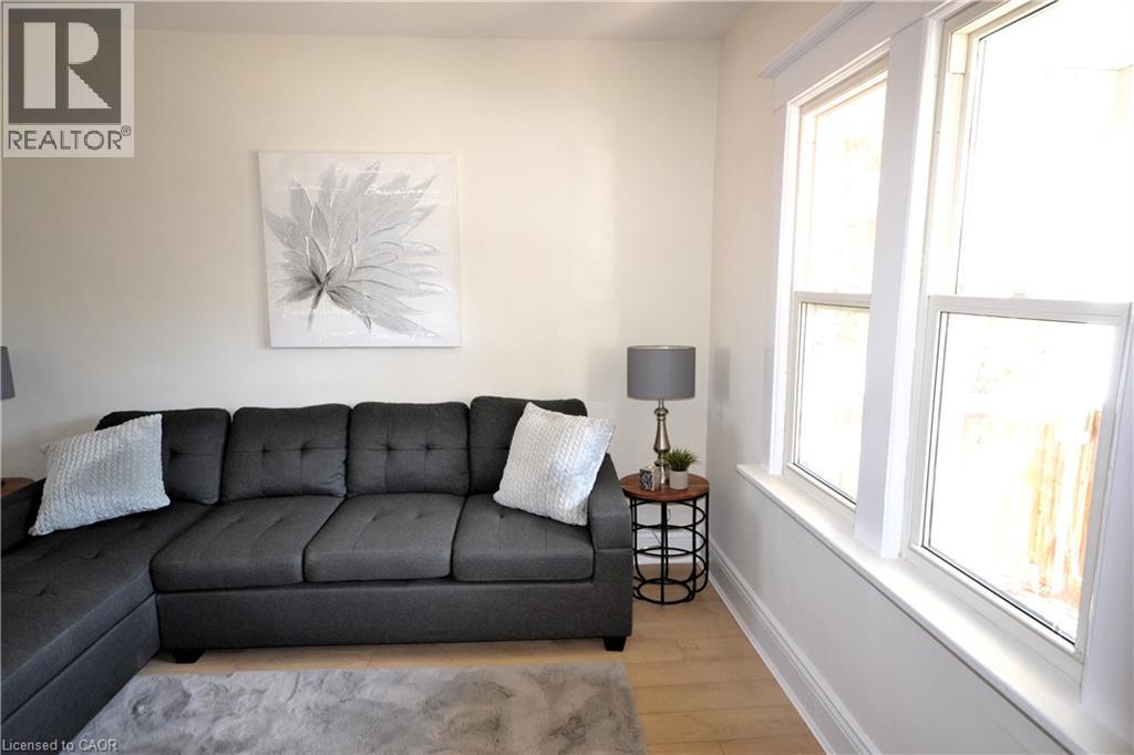151 London Street N, Hamilton, ON - Indoor Photo Showing Living Room