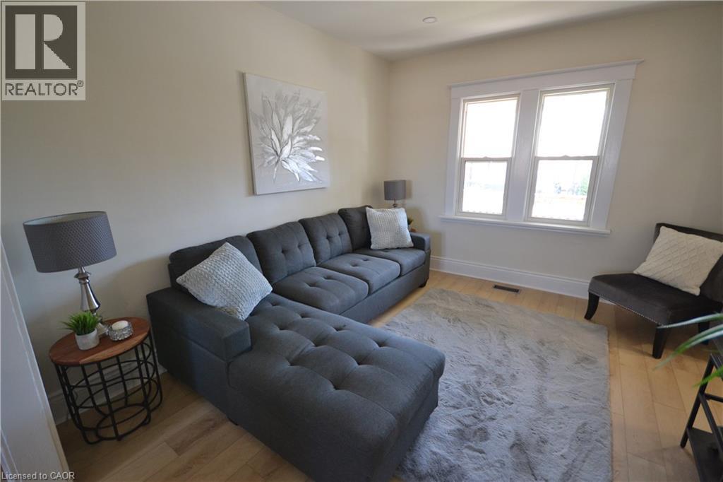 151 London Street N, Hamilton, ON - Indoor Photo Showing Living Room