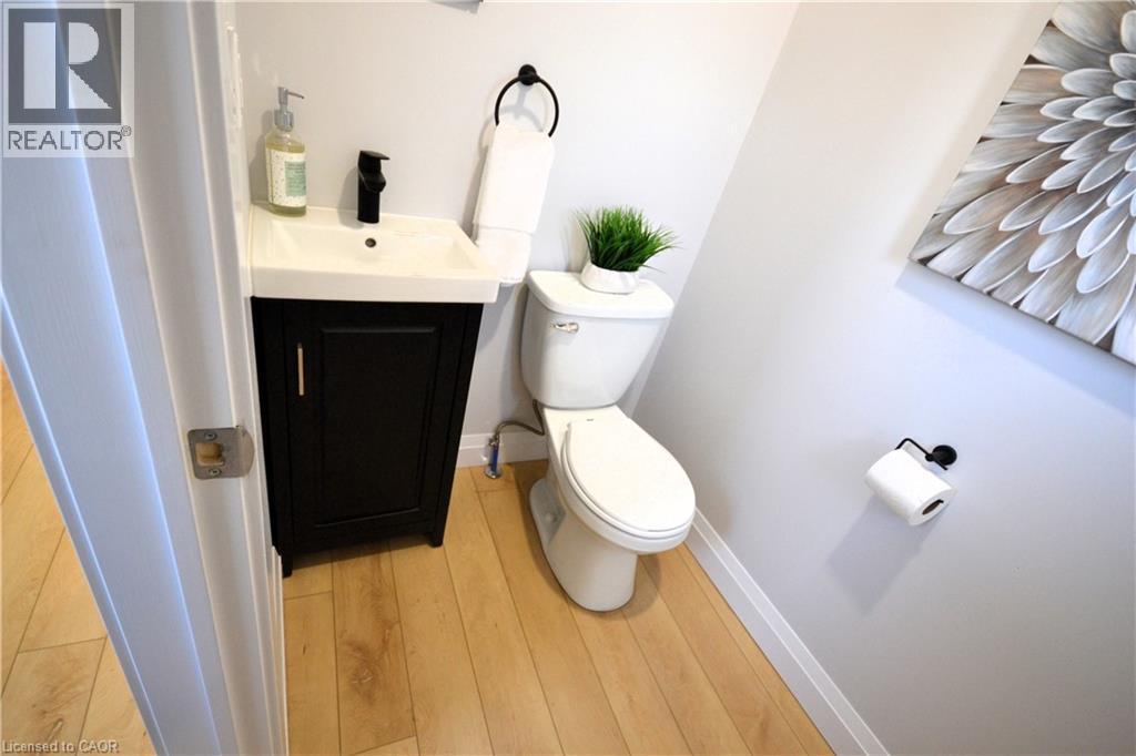 151 London Street N, Hamilton, ON - Indoor Photo Showing Bathroom