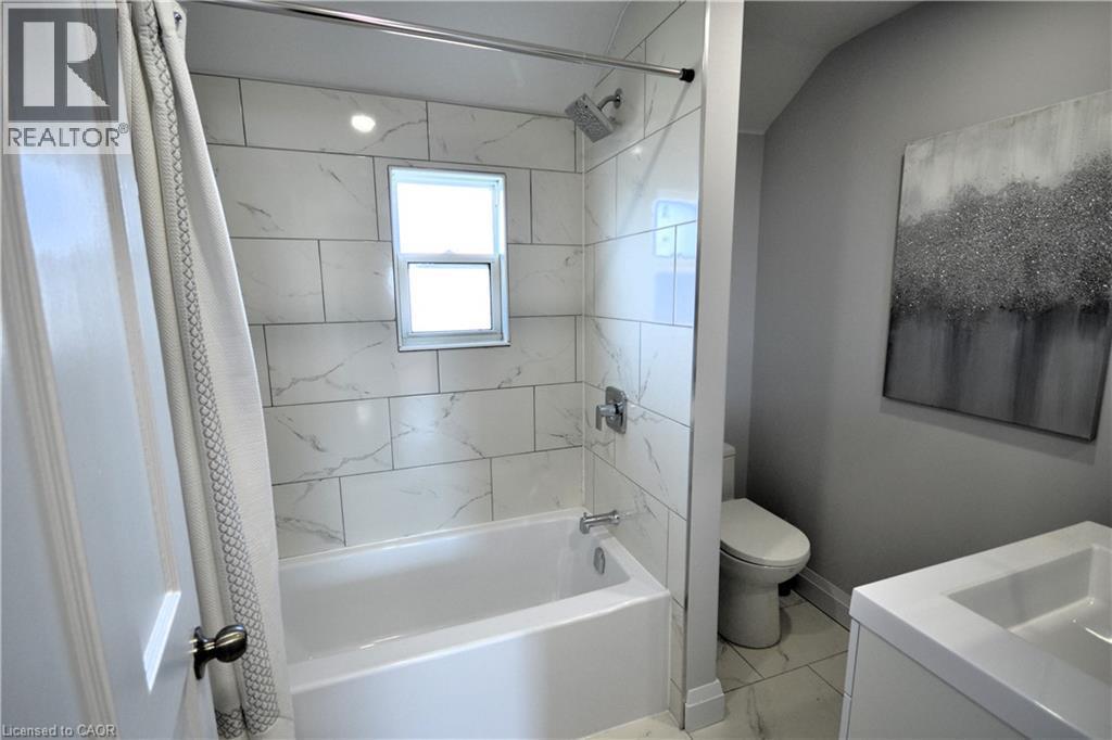 151 London Street N, Hamilton, ON - Indoor Photo Showing Bathroom