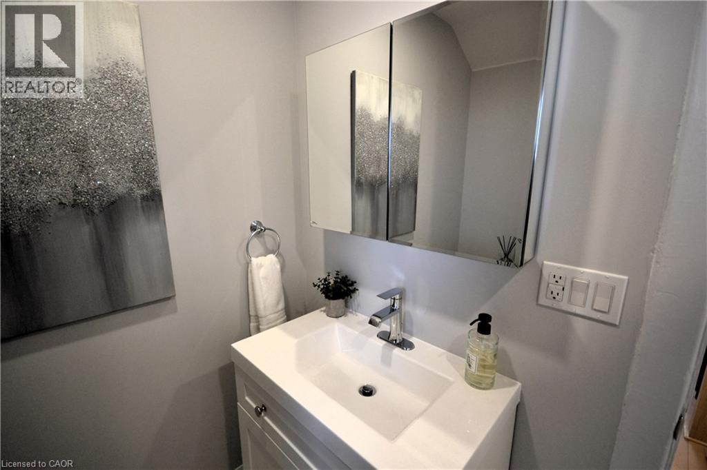 151 London Street N, Hamilton, ON - Indoor Photo Showing Bathroom