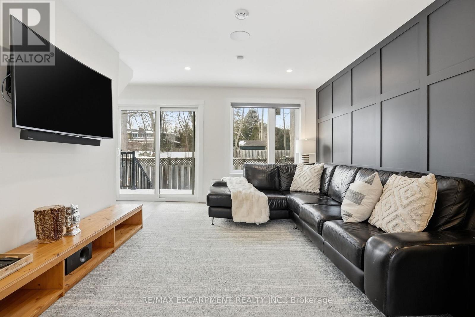 29 Pinewood Trail, Mississauga, ON - Indoor Photo Showing Living Room