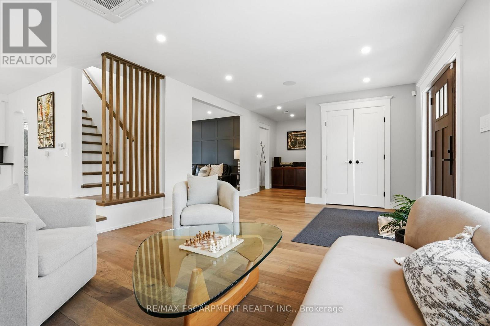29 Pinewood Trail, Mississauga, ON - Indoor Photo Showing Living Room