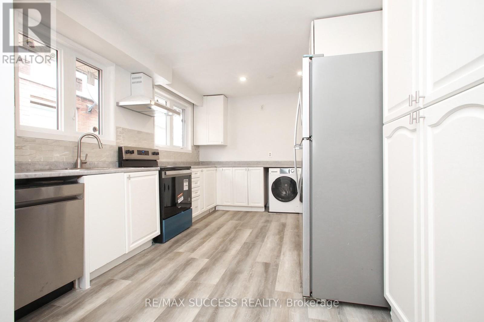 33 Shadyside Avenue, Hamilton, ON - Indoor Photo Showing Kitchen