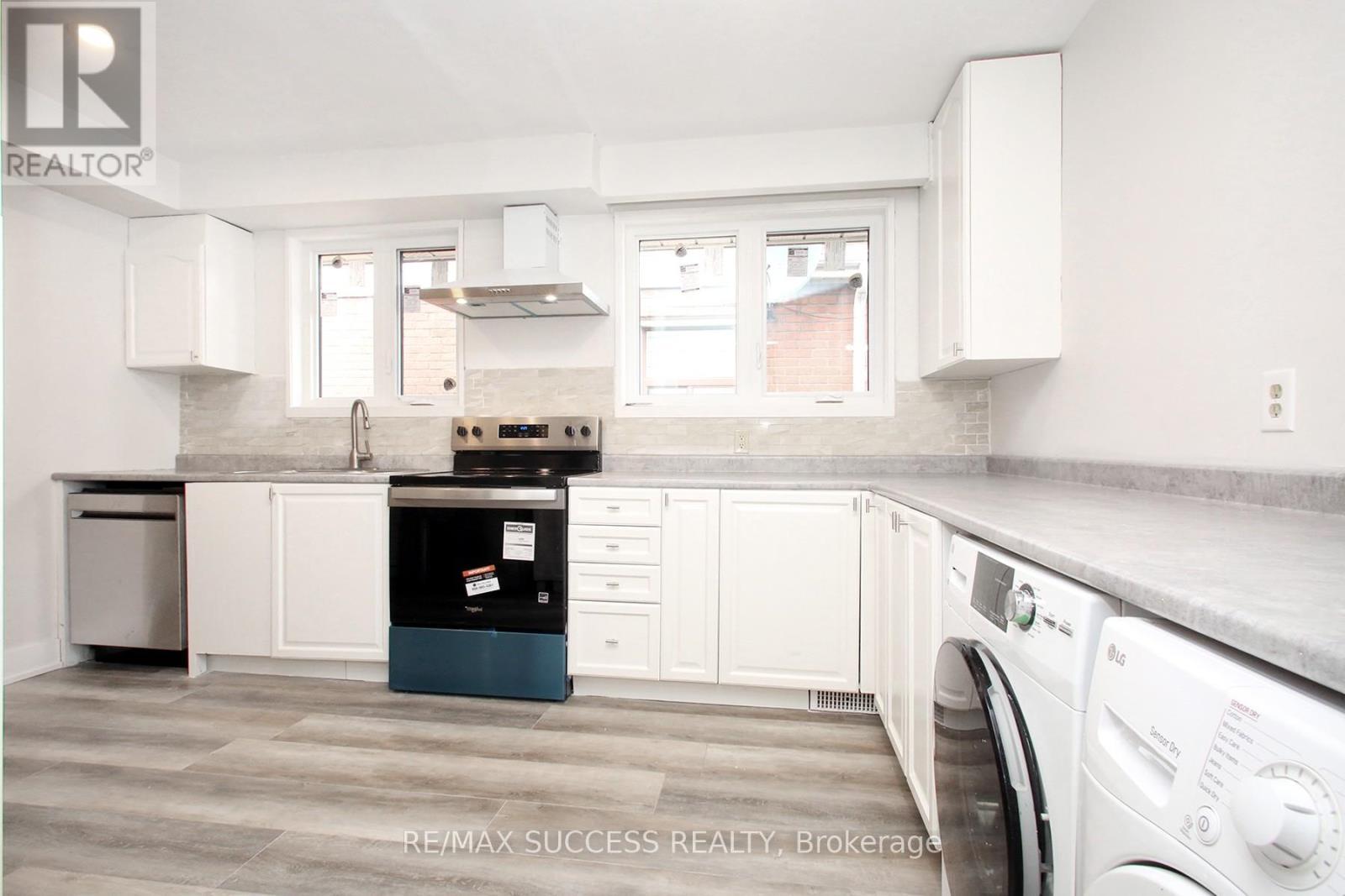 33 Shadyside Avenue, Hamilton, ON - Indoor Photo Showing Kitchen