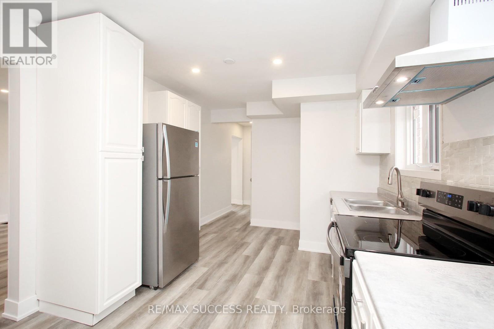33 Shadyside Avenue, Hamilton, ON - Indoor Photo Showing Kitchen With Double Sink
