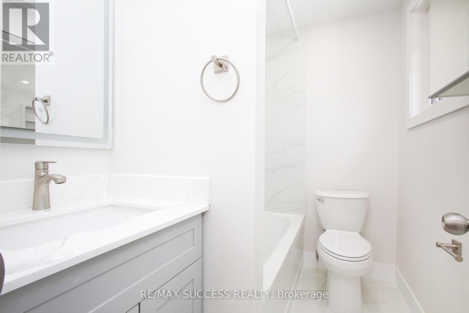 33 Shadyside Avenue, Hamilton, ON - Indoor Photo Showing Bathroom