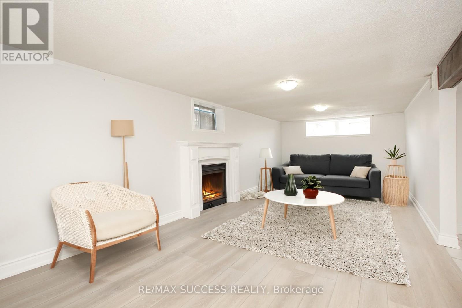 33 Shadyside Avenue, Hamilton, ON - Indoor Photo Showing Living Room With Fireplace