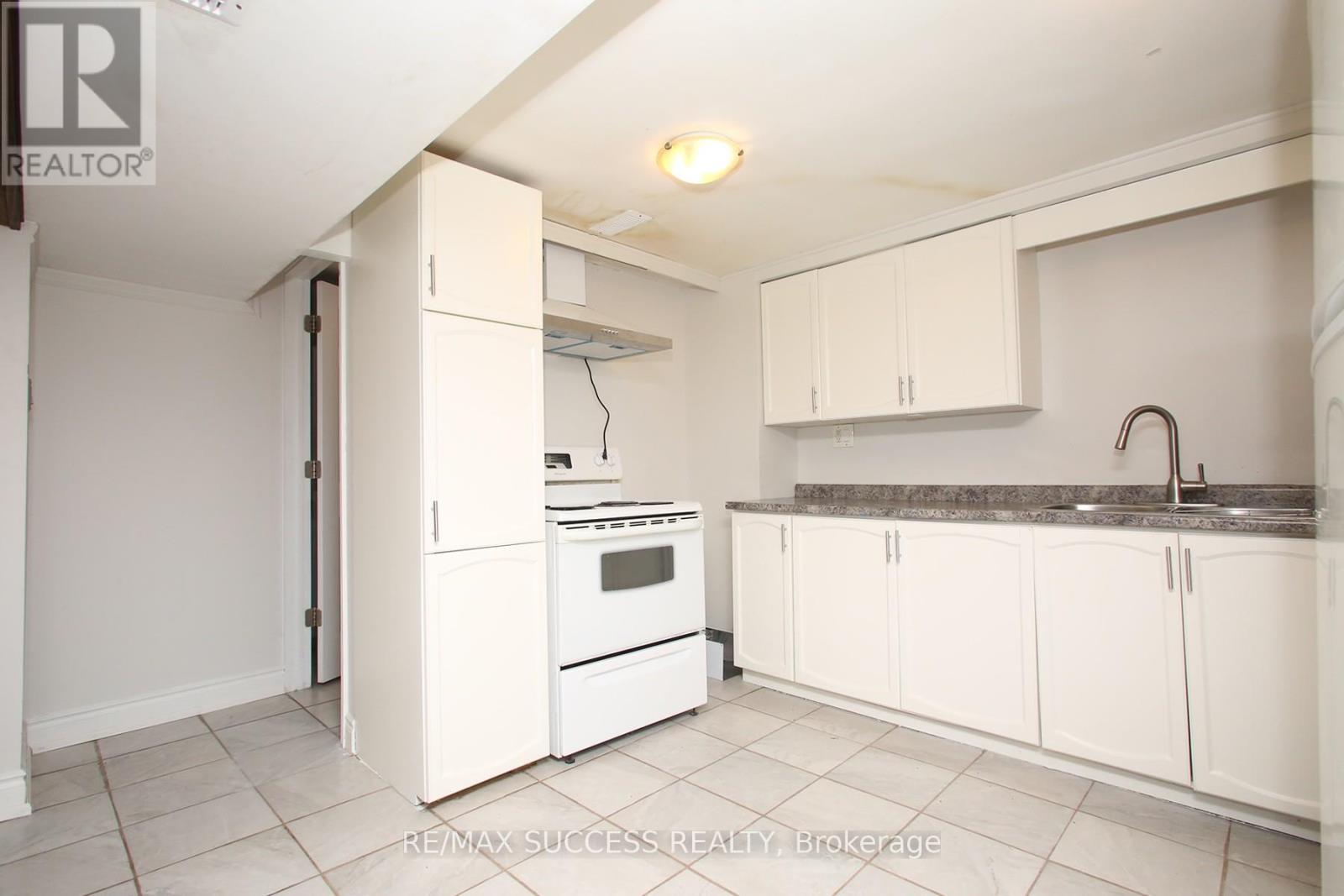 33 Shadyside Avenue, Hamilton, ON - Indoor Photo Showing Kitchen