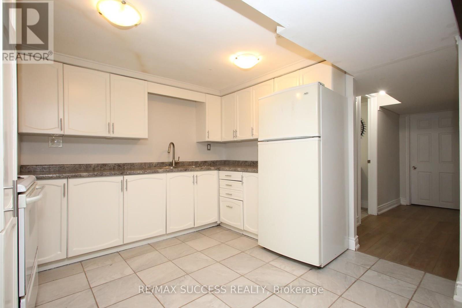 33 Shadyside Avenue, Hamilton, ON - Indoor Photo Showing Kitchen