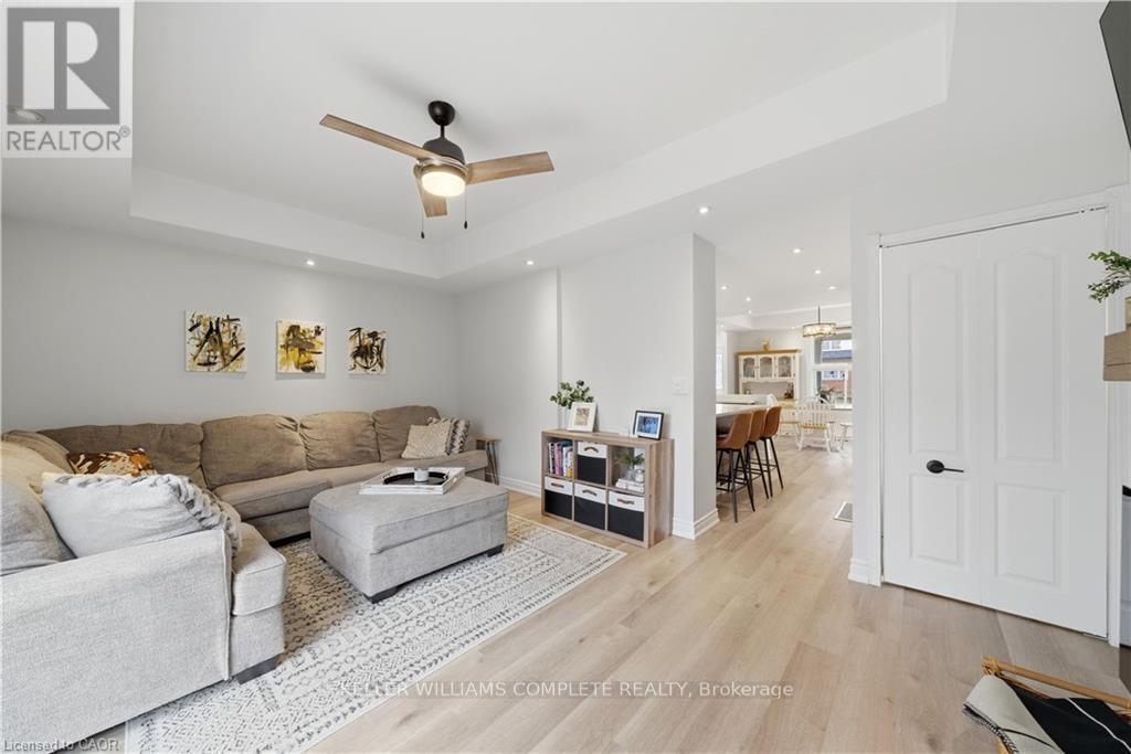 191 Bell Avenue, Hamilton, ON - Indoor Photo Showing Living Room