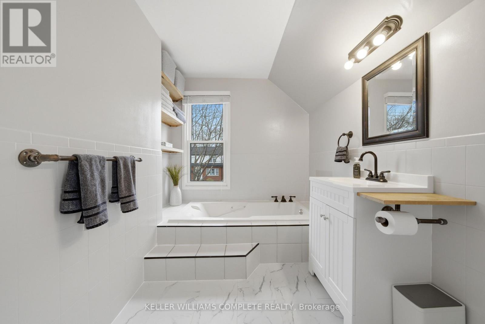 191 Bell Avenue, Hamilton, ON - Indoor Photo Showing Bathroom