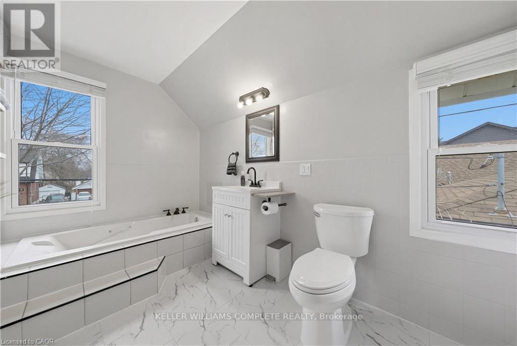 191 Bell Avenue, Hamilton, ON - Indoor Photo Showing Bathroom