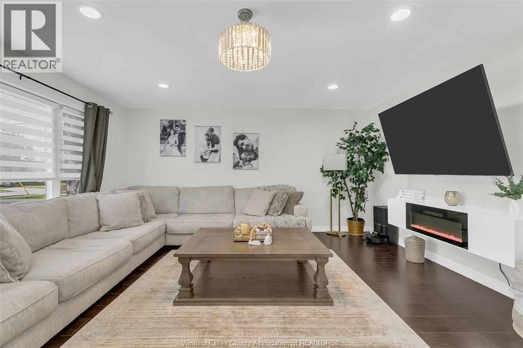 1444 Norman, Windsor, ON - Indoor Photo Showing Living Room With Fireplace