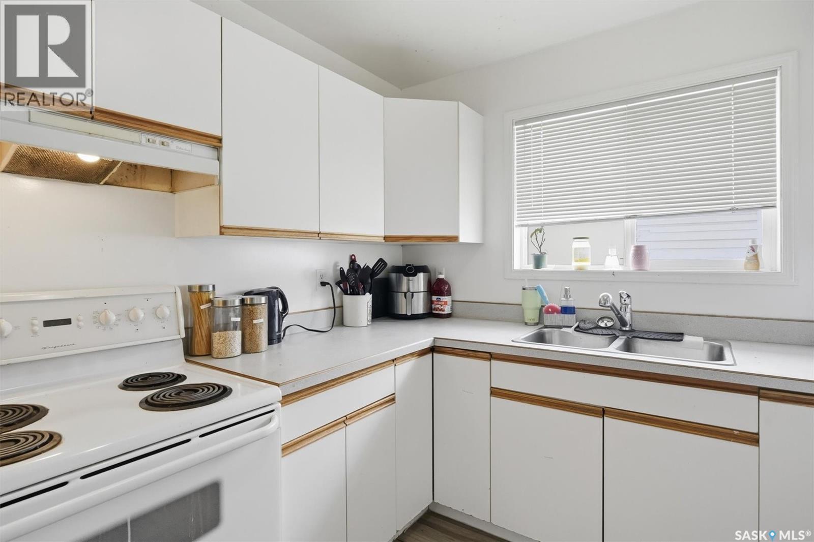 114 - 116 Barber Crescent, Saskatoon, SK - Indoor Photo Showing Kitchen With Double Sink
