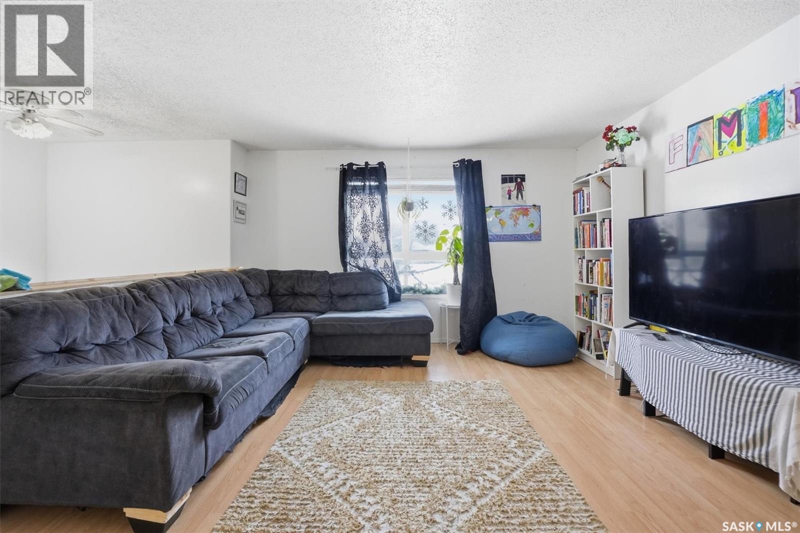 114 - 116 Barber Crescent, Saskatoon, SK - Indoor Photo Showing Living Room