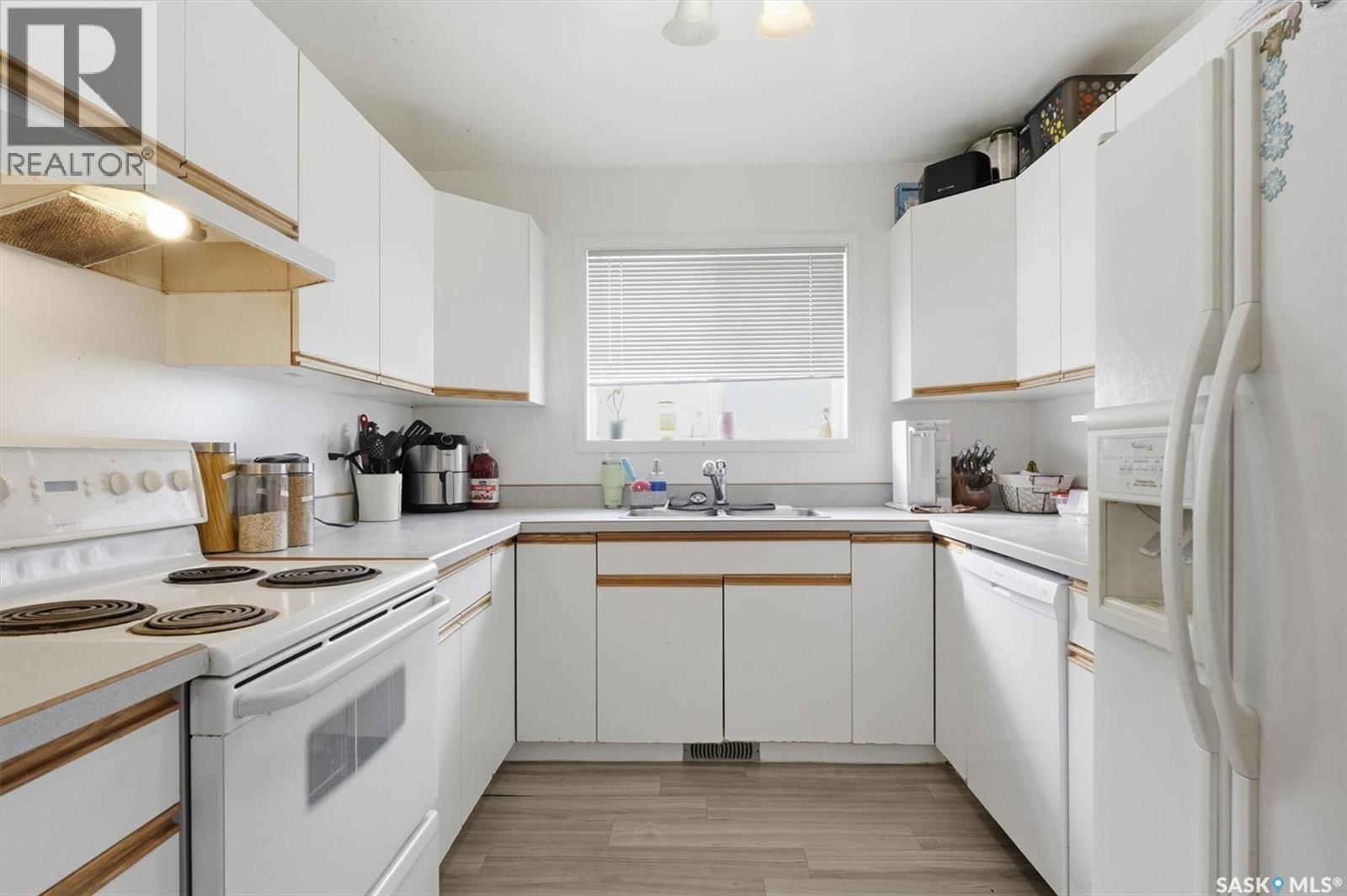 114 - 116 Barber Crescent, Saskatoon, SK - Indoor Photo Showing Kitchen