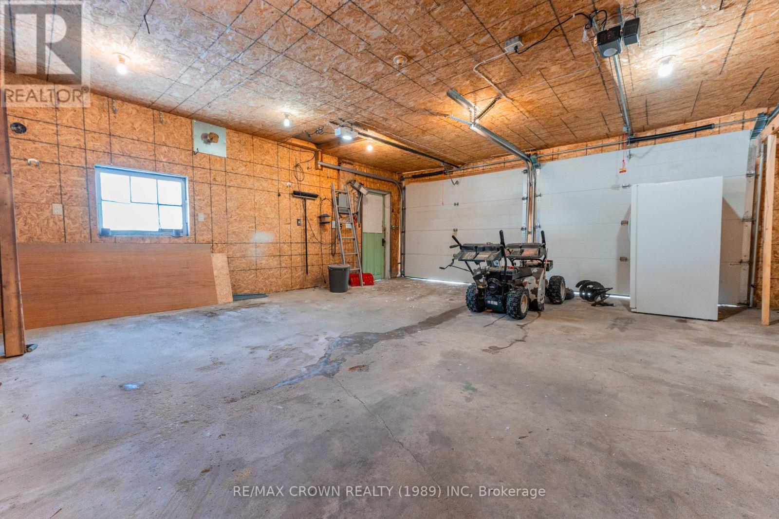 30 Pine Crescent, Kapuskasing, ON - Indoor Photo Showing Garage
