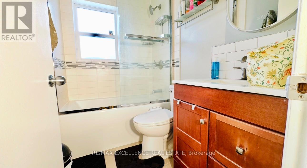 Bathroom - Main - 35 Siebert Avenue, Kitchener, ON - Indoor Photo Showing Bathroom