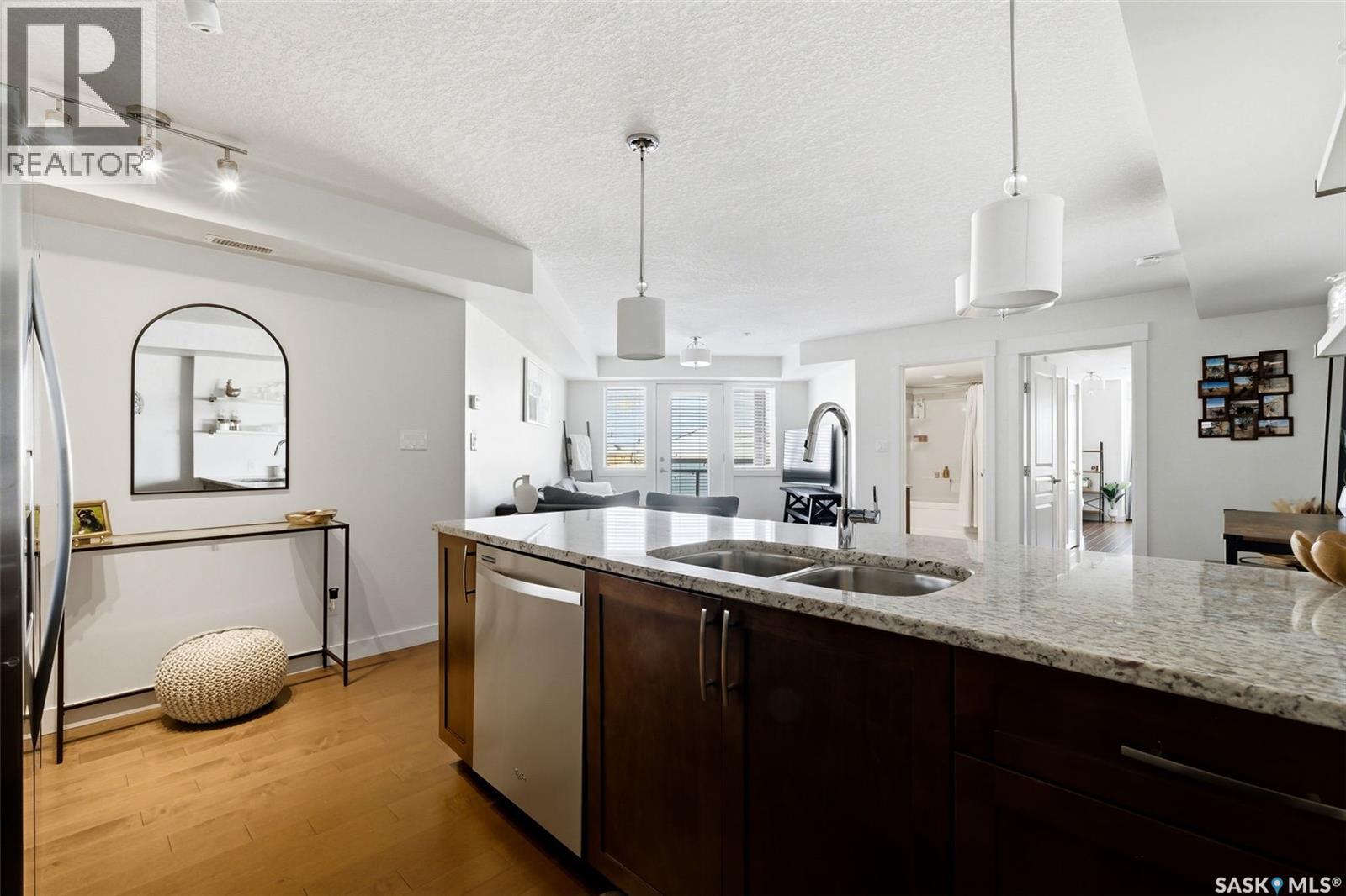 312 5301 Universal Crescent, Regina, SK - Indoor Photo Showing Kitchen With Double Sink With Upgraded Kitchen