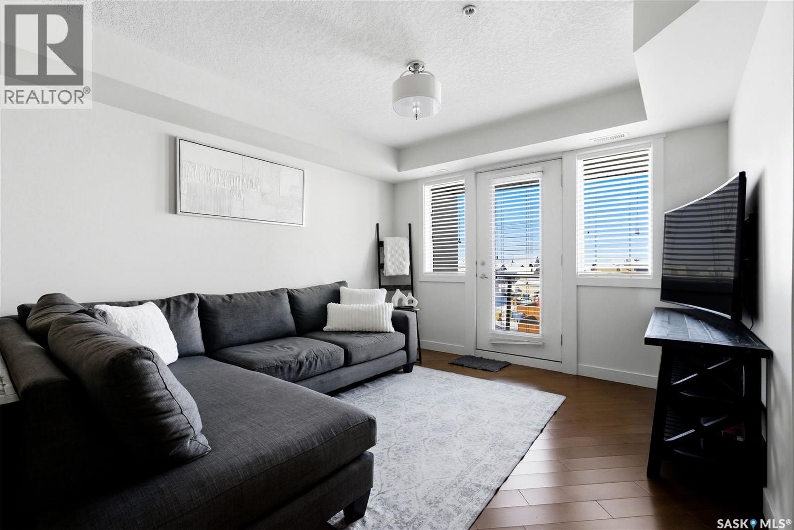 312 5301 Universal Crescent, Regina, SK - Indoor Photo Showing Living Room