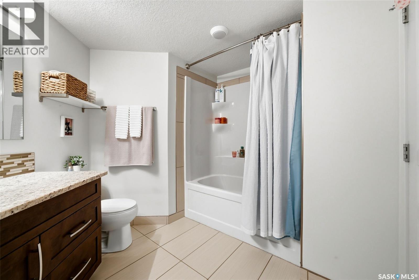 312 5301 Universal Crescent, Regina, SK - Indoor Photo Showing Bathroom