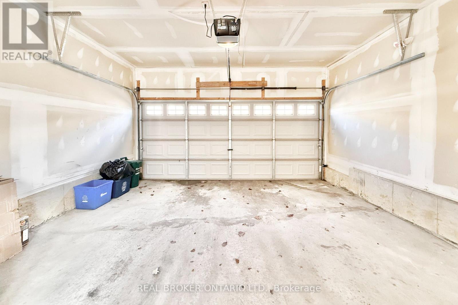 9525 Ninth Line, Markham, ON - Indoor Photo Showing Garage