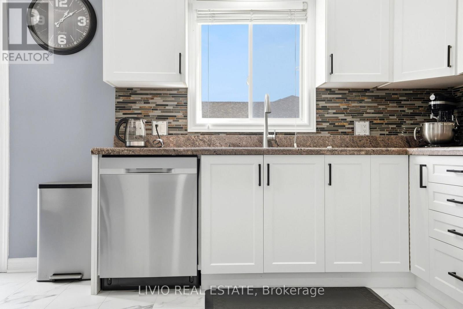 19 Konstantine Court, Hamilton, ON - Indoor Photo Showing Kitchen With Upgraded Kitchen