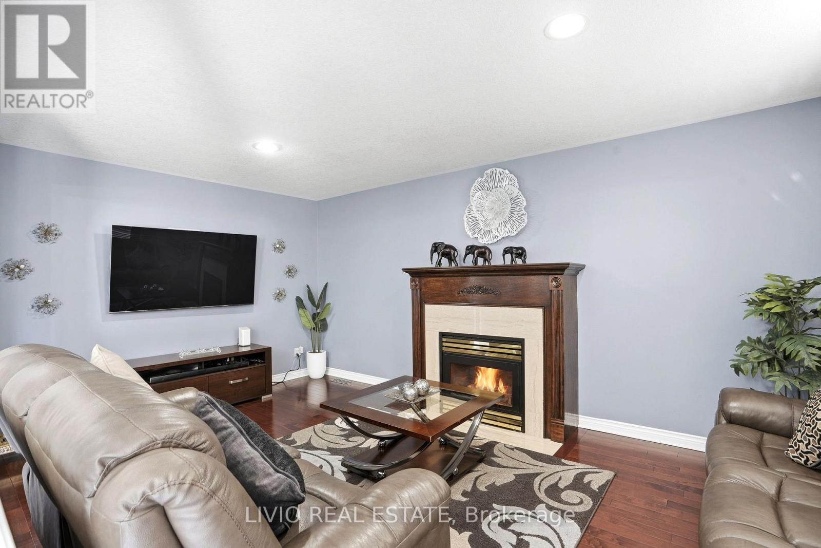 19 Konstantine Court, Hamilton, ON - Indoor Photo Showing Living Room With Fireplace