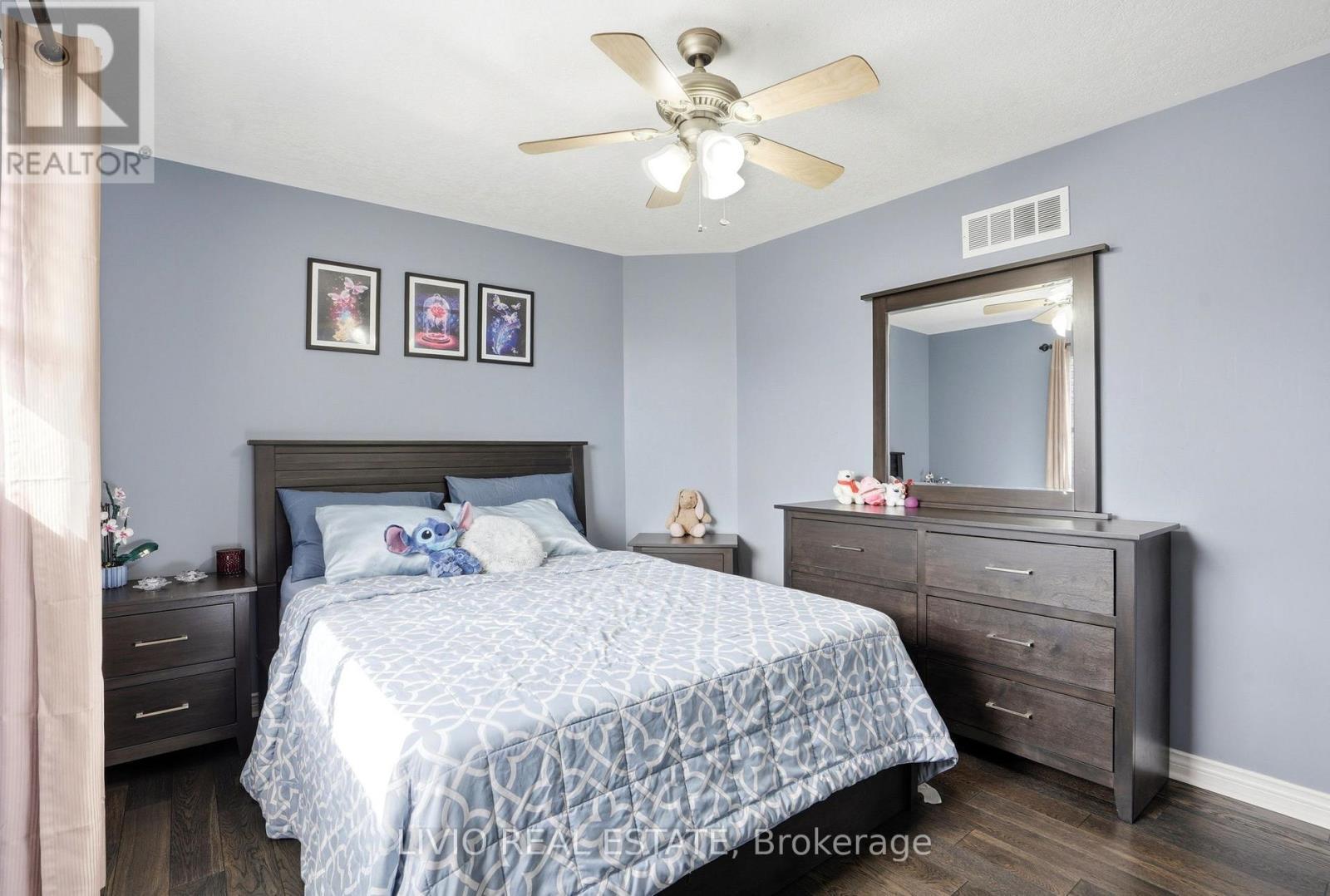 19 Konstantine Court, Hamilton, ON - Indoor Photo Showing Bedroom