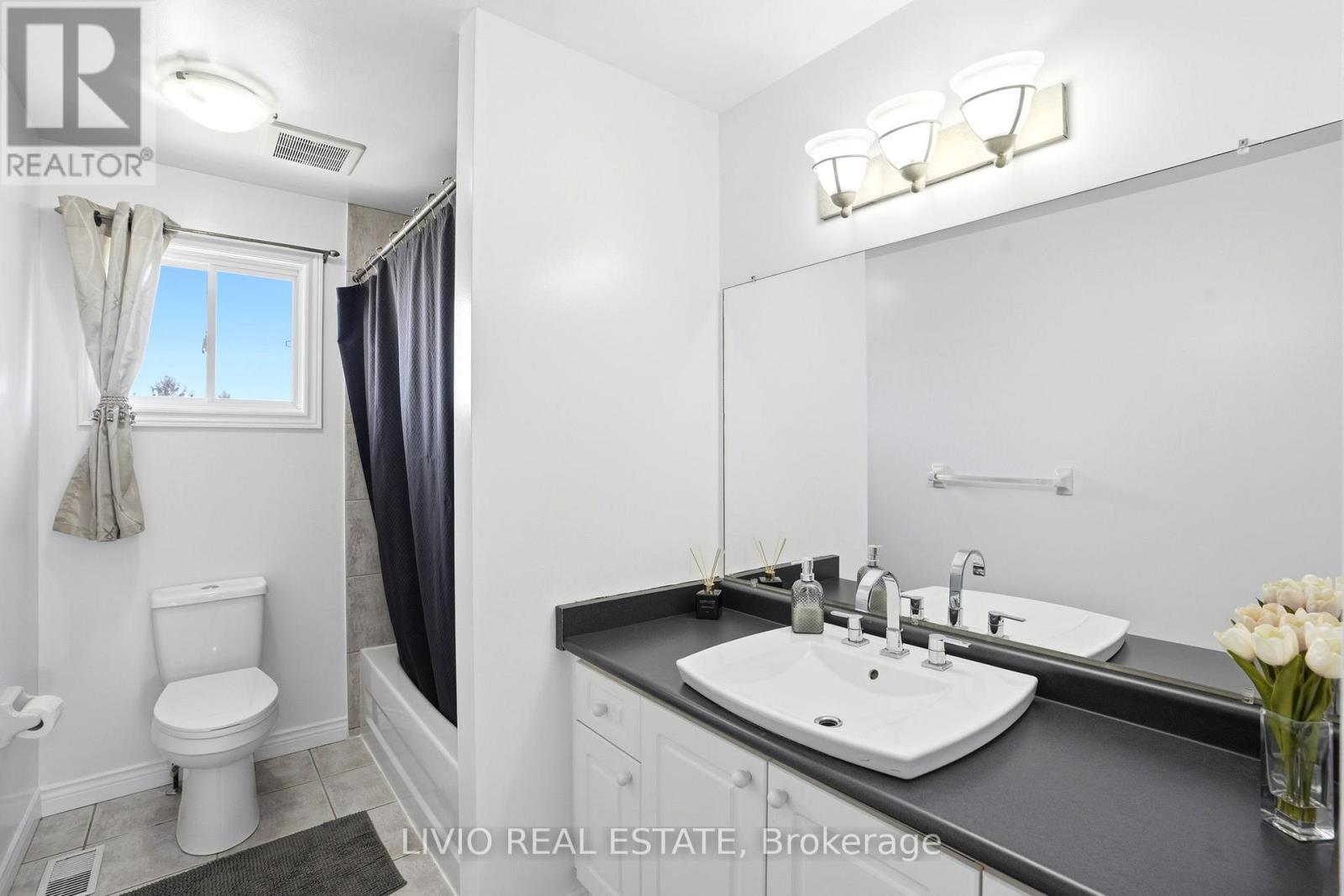 19 Konstantine Court, Hamilton, ON - Indoor Photo Showing Bathroom